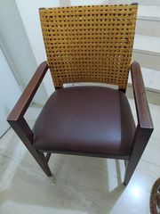 Καρέκλα δερμάτινη από ξύλο καρυδιάς
