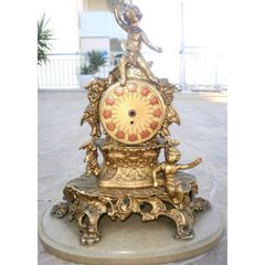 Επιτραπέζιο Γαλλικό μεταλλικό σπάνιο ρολόι σε χρυσό, σκαλιστό με αγαλματίδια