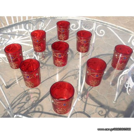 9 Αγγλικά ποτηράκια του λίκερ, κόκκινα, σκαλιστά με σχέδιο, και πολύχρωμα πετραδάκια, αχρισημοποίητα.
