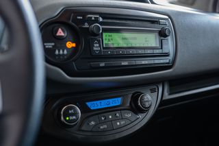 Toyota Yaris 2016 ΑΥΤΟΜΑΤΟ ΥΒΡΙΔΙΚΟ ΒΕΝΖΙΝΗ-thumb-18