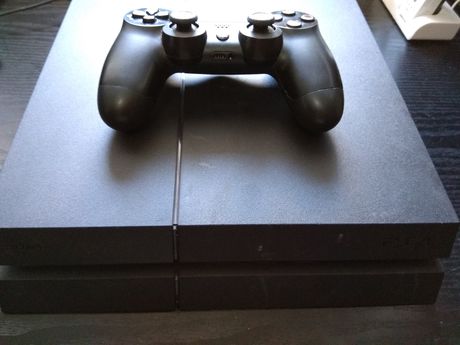 Sony Playstation 4 PS4 μεταχειρισμενη κονσολα σε αριστη κατασταση με 1 παιχνιδι δωρο