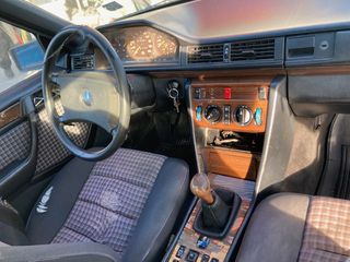 MERCEDES	E200	1990-thumb-3