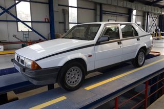 Alfa Romeo Alfa 75 1991-thumb-20