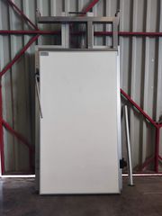 Συρόμενη πόρτα ψυκτικού θαλάμου συντήρησης με υπέρθυρο για την διακίνηση κρεάτων με φως πόρτας 1.21 x 2.30m.