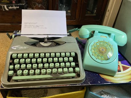 Ελβετική Γραφομηχανή Hermes Baby του 1956 και παλαιό τηλέφωνο πληρως λειτουργικα