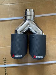 ΜΠΟΥΚΑ AKRAPOVIC ΔΙΠΛΗ CARBON Φ90 ΣΥΜΜΕΤΡΙΚΕΣ KARALOIZOS exhaust