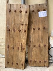 Παλιά ξύλινη μεσαιωνική, πόρτα μασίφ, δίφυλλη πόρτα, αντίκα εξώπορτα, εξωτερική πόρτα άυλης, μεσόπορτα βαριά κατασκευή χειροποίητες πόρτες με σιδερένια διακοσμητικά στοιχεία, μήκος 1,20εκ., ύψος 1,85ε