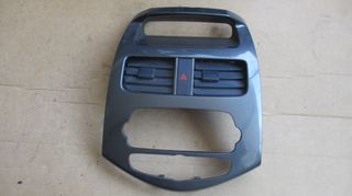 Πρόσοψη κονσόλας (Carbon fiber look) με κεντρικούς αεραγωγούς και alarm από Chevrolet Spark 2010-2015