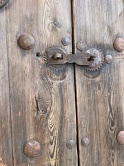 Παλιά ξύλινη μεσαιωνική, πόρτα μασίφ, δίφυλλη πόρτα, αντίκα εξώπορτα, εξωτερική πόρτα άυλης, μεσόπορτα βαριά κατασκευή χειροποίητες πόρτες με σιδερένια διακοσμητικά στοιχεία, μήκος 1.60εκ., ύψος 2.40ε