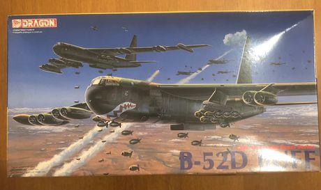 DML B-52D BUFF Vintage1/200 Scale Model Kit - DRAGON