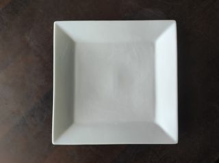 35 πιάτα λευκά πορσελάνης τετράγωνα 24 εκ. & 27 εκ.