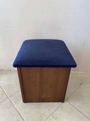 Ξύλινο σκαμπό με μπλέ κάθισμα 40x36x36