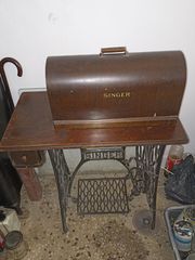 Πωλείται αντίκα ραπτομηχανή Singer 1920 με έπιπλο 