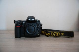 Φωτογραφικη μηχανή Nikon D700 με battery grip