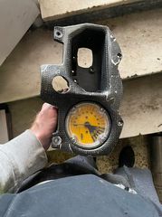 Καρμπόν πάνελ οργάνων ktm superduke 990 μπαίνει πάνω από την βάση τον οργάνων