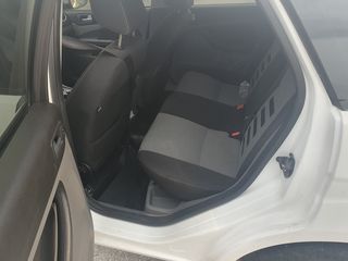 Ford Focus 2010-thumb-8