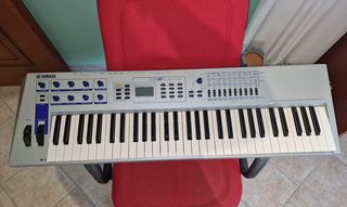 Yamaha CS-2X Keyboard Synthesizer-thumb-1