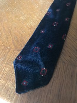 χειροποίητη ανδρική γραβάτα μαύρη με κόκκινα σχέδια