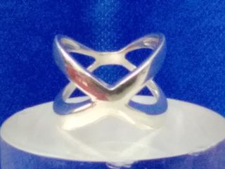 Γυναικείο δαχτυλίδι σε μοντέρνο γεωμετρικό σχέδιο ανοιχτού τύπου από ασήμι 925°