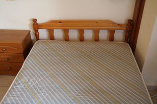 Κρεββάτι με στρώμα 1,20Χ 1,90  και κομοδίνο σε αριστη κατάσταση 