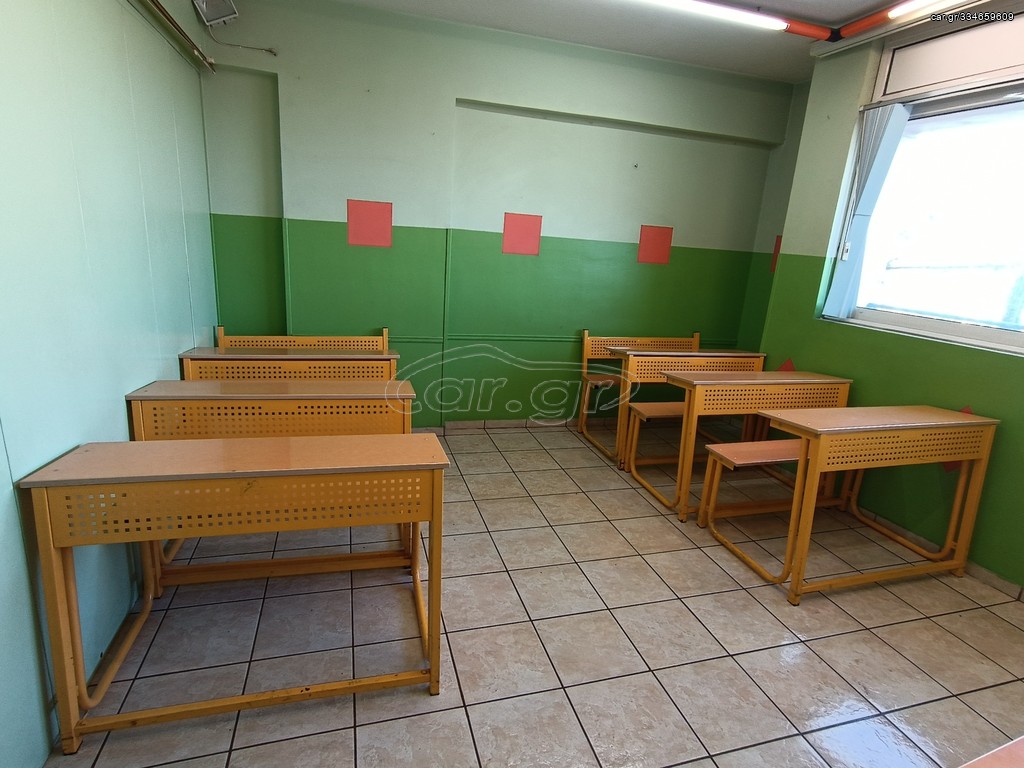 Θρανία σε πολύ καλή κατάσταση.