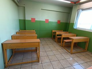 Θρανία σε πολύ καλή κατάσταση.