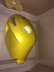 Triumph Speed Triple 1050 fuel tank yellow T2400209-FG