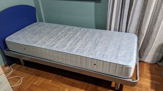 Μεταλλικό μονό κρεβάτι με ξύλινο κεφαλάρι λάκα μαζί με στρώμα 100Χ200 