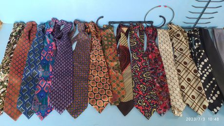 γραβάτες τεμάχια 16+κρεμαστρες 3 τεμ.τιμή για ολα μαζι,δηλ 19 τεμαχια=20€