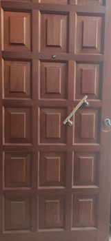 Πόρτα ταμπλαδωτή μασιφ ( πόρτα διαμερίσματος) καρυδιά 90*210 με κάσα αφαλό και κλειδιά 