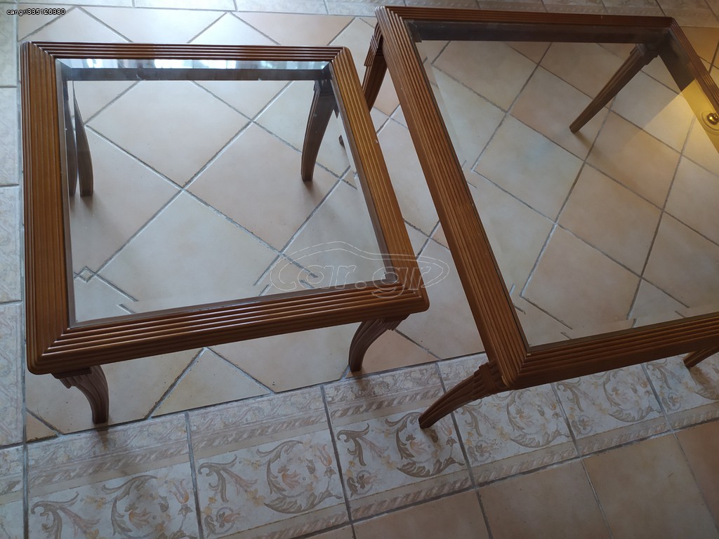 Μασιφ τραπεζάκια με γυαλί.