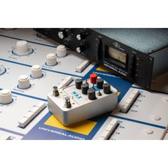 Universal Audio Max Preamp and Dual Compressor Pedal - Universal Audio-thumb-4