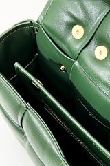 Καπιτονέ τσάντα με χρυσή αλυσίδα-ΚΑΦΕ