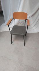 Καρέκλα ξύλινη με επενδυμένο κάθισμα