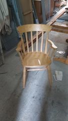 Καρέκλα ξύλινη με κολονάκια στην πλάτη 