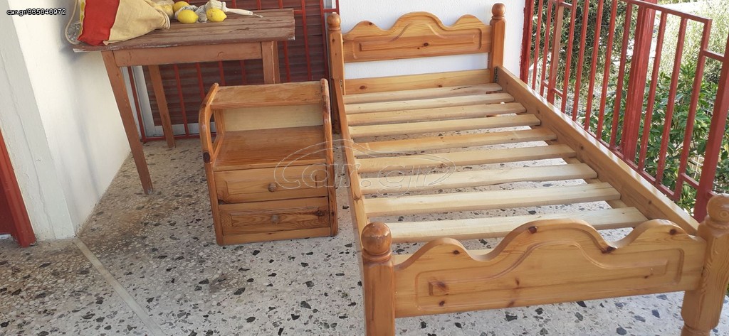 Κρεβάτι και κομοδίνο 