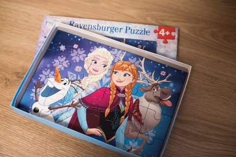 Ravensburger: Puzzle Elsa & Anna 24pcs (ages 4+)