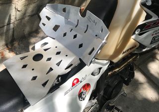 Ποδιά skid plate DRZ400 από την HYPESKID