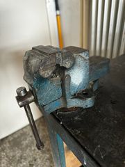 Πωλείται εξοπλισμός εργαστηρίου ψυκτικού, ράφια αποθήκευσης κ.α.