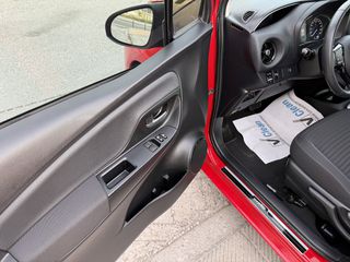 Toyota Yaris 2018 1.5 HYBRID TEAM-thumb-8