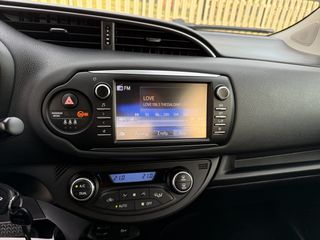 Toyota Yaris 2018 1.5 HYBRID TEAM-thumb-11