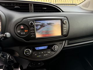 Toyota Yaris 2018 1.5 HYBRID TEAM-thumb-12
