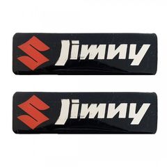Suzuki jimny σήματα βιδωτά 10 χ 3 cm σε μαύρο/χρώμιο/κόκκινο για πατάκια – 2 τεμ.