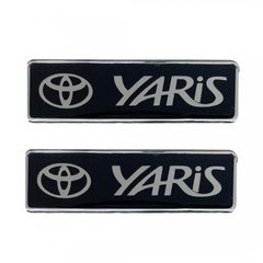 Toyota yaris σήματα βιδωτά 10 χ 3 CM σε μαύρο/χρώμιο για πατάκια – 2 τεμ.