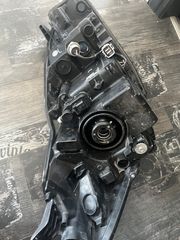 Φανάρι εμπρός αριστερό  Toyota Yaris 2017 -ΕΧΕΙ ΚΑΜΜΕΝΟ ΤΟ ΜΙΣΟ LED-thumb-1