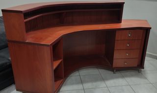 Κυρτό ξύλινο γραφείο- ρεσεψιόν 