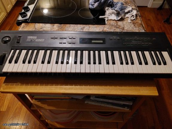 YAMAHA SY 22 SYNTHESIZER