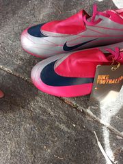 Ποδοσφαιρικά παπουτσια πολυταπα στολή και γάντια τ/φ adidas και nike