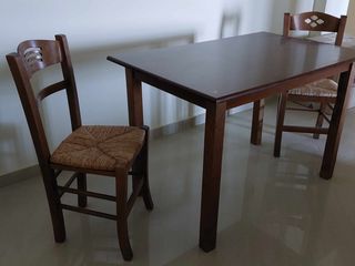 Τραπέζι ξύλινο με δύο καρέκλες 