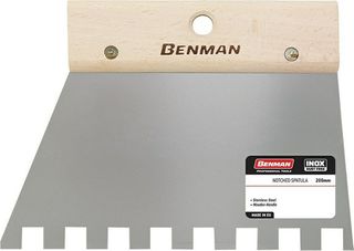 ΣΠΑΤΟΥΛΑ ΟΔΟΝΤΩΤΗ 150x200mm ΔΟΝΤΙ 10x10mm ΞΥΛΙΝΗ ΧΕΙΡΟΛΑΒΗ BENMAN 70922